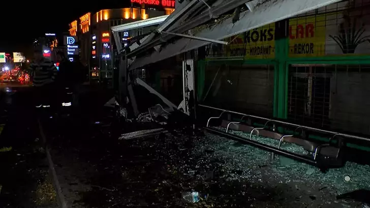 Başakşehir’de Otomobil Durağa Çarptı: 1 Yaralı