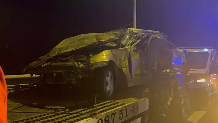 Bolu Dağı Tüneli çıkışında otomobil bariyerlere çarptı: 1’i ağır 3 yaralı