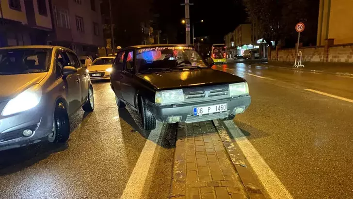 Bursa’da direksiyon başında fenalaşan sürücü refüje çarptı