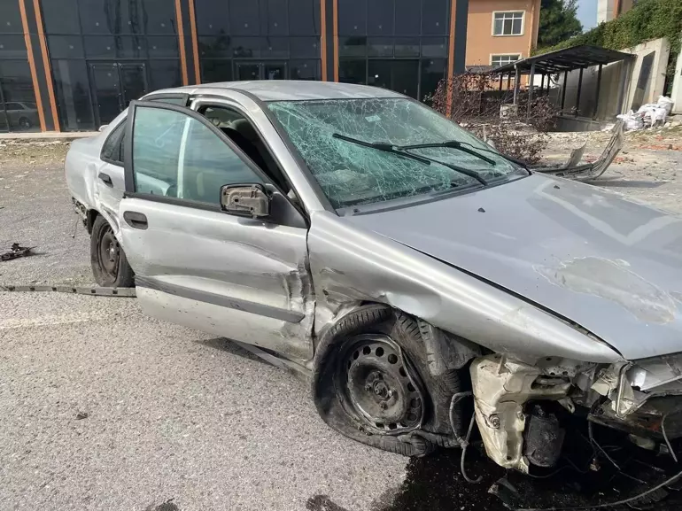 Bursa’da Kontrolden Çıkan Otomobil Galeriye Daldı: 1 Yaralı