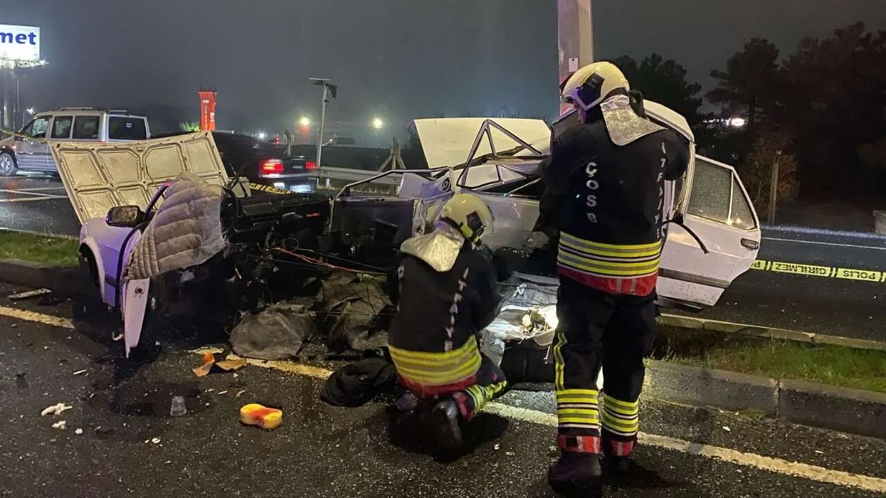 Elektrik direğine çarpan otomobil ikiye bölündü: 1 ağır yaralı
