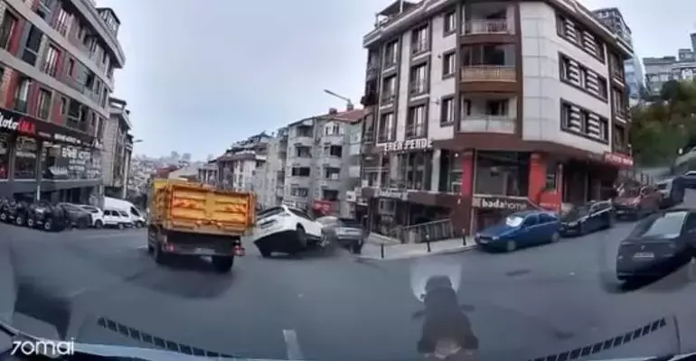 Eyüpsultan’da ‘U’ dönüşü yasak noktada kaza: otomobil kamyonetle çarpıştı