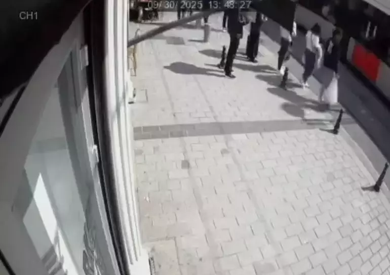 Fatih’te tramvay yayaya çarptı: Kadın ağır yaralandı