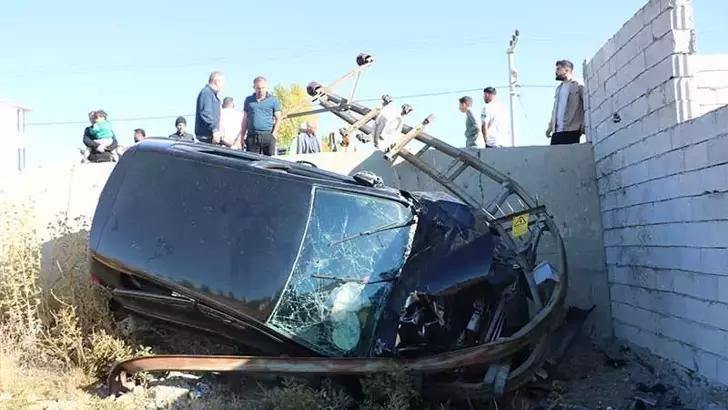 Hakkari’de Düğün Yolunda Kaza: Aynı Aileden 6 Kişi Yaralandı