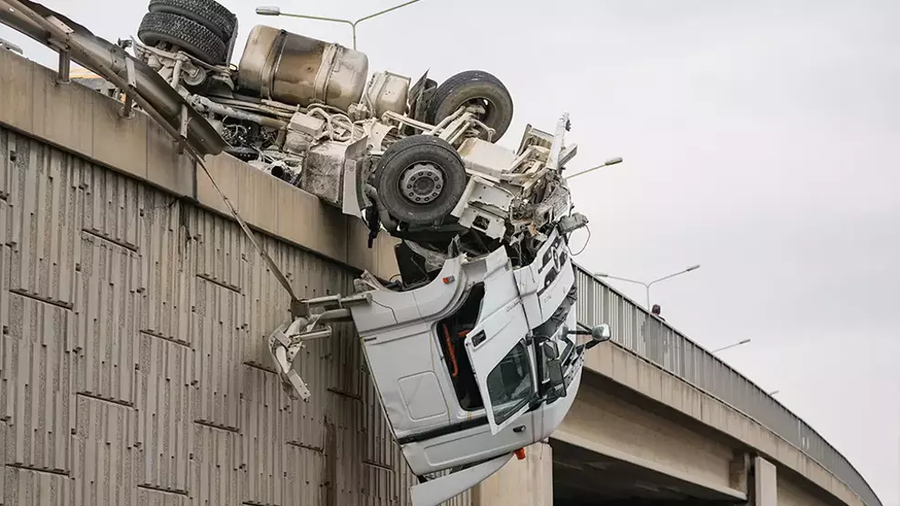 İzmir'de akılalmaz kaza: Tır viyadükte asılı kaldı