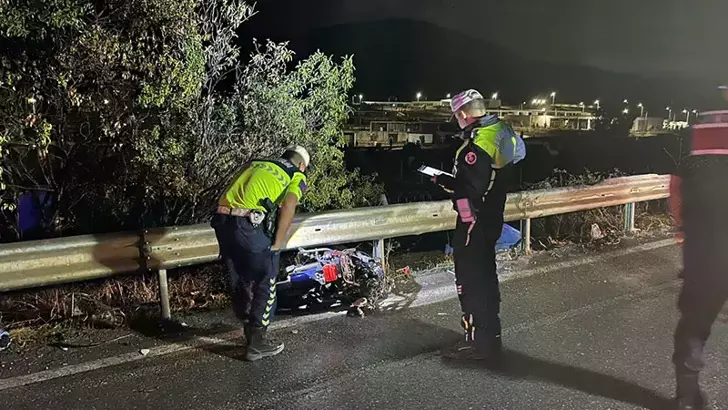 İzmir’de Kamyonet ile Elektrikli Bisiklet Çarpıştı: 2 Ölü