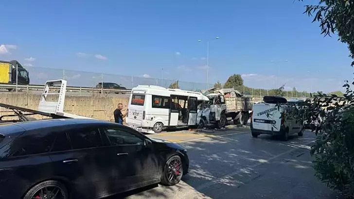 İzmir’de minibüs ile kamyon çarpıştı: 2 yaralı