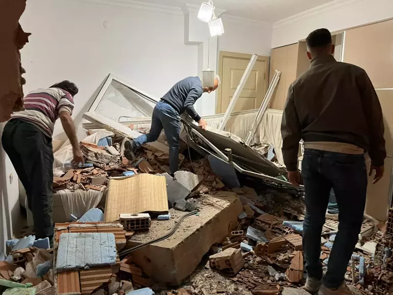 Kamyon Apartman Dairesine Girdi: Bayraklı’da Korku Dolu Anlar Kamerada