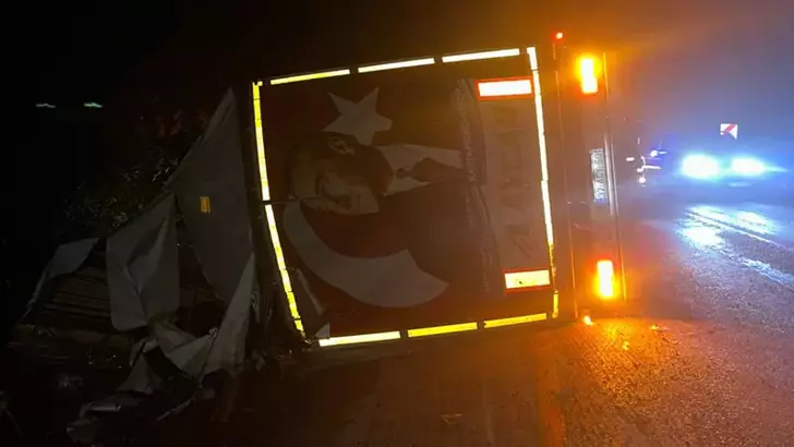 Kastamonu’da devrilen TIR otomobili bariyere sıkıştırdı: 2 yaralı