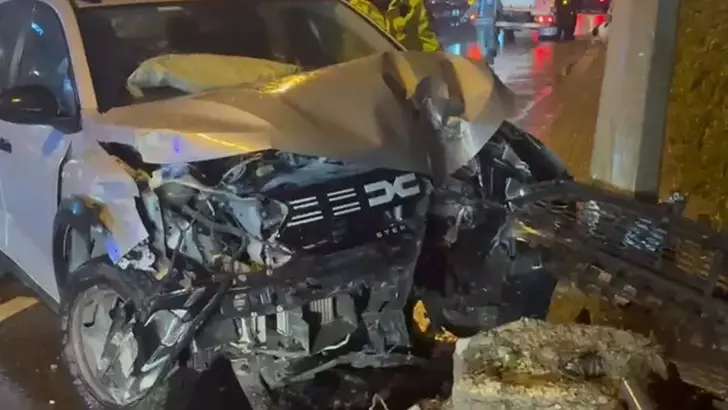 Küçükçekmece’de Kaygan Yolda Kontrolden Çıkan Otomobil Direğe Çarptı: 1 Yaralı