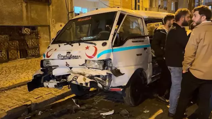 Küçükçekmece’de otomobil park halindeki araçlara çarptı: 2 yaralı