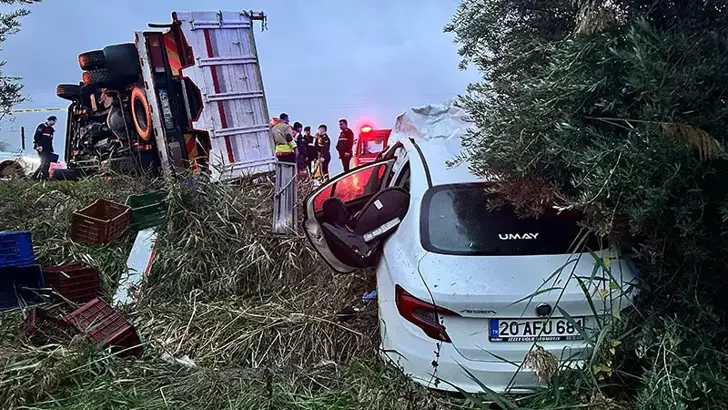 Manisa’da Kamyonet Devrilip Karşı Şeride Geçti: 2 Ölü, 3 Yaralı