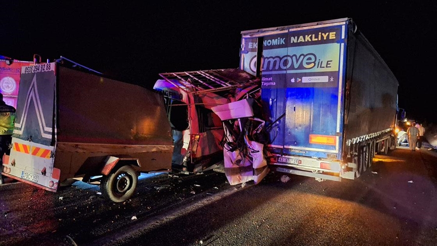 Mersin’de feci kaza: Tarım işçilerini taşıyan minibüs tıra çarptı, 3 ölü 16 yaralı