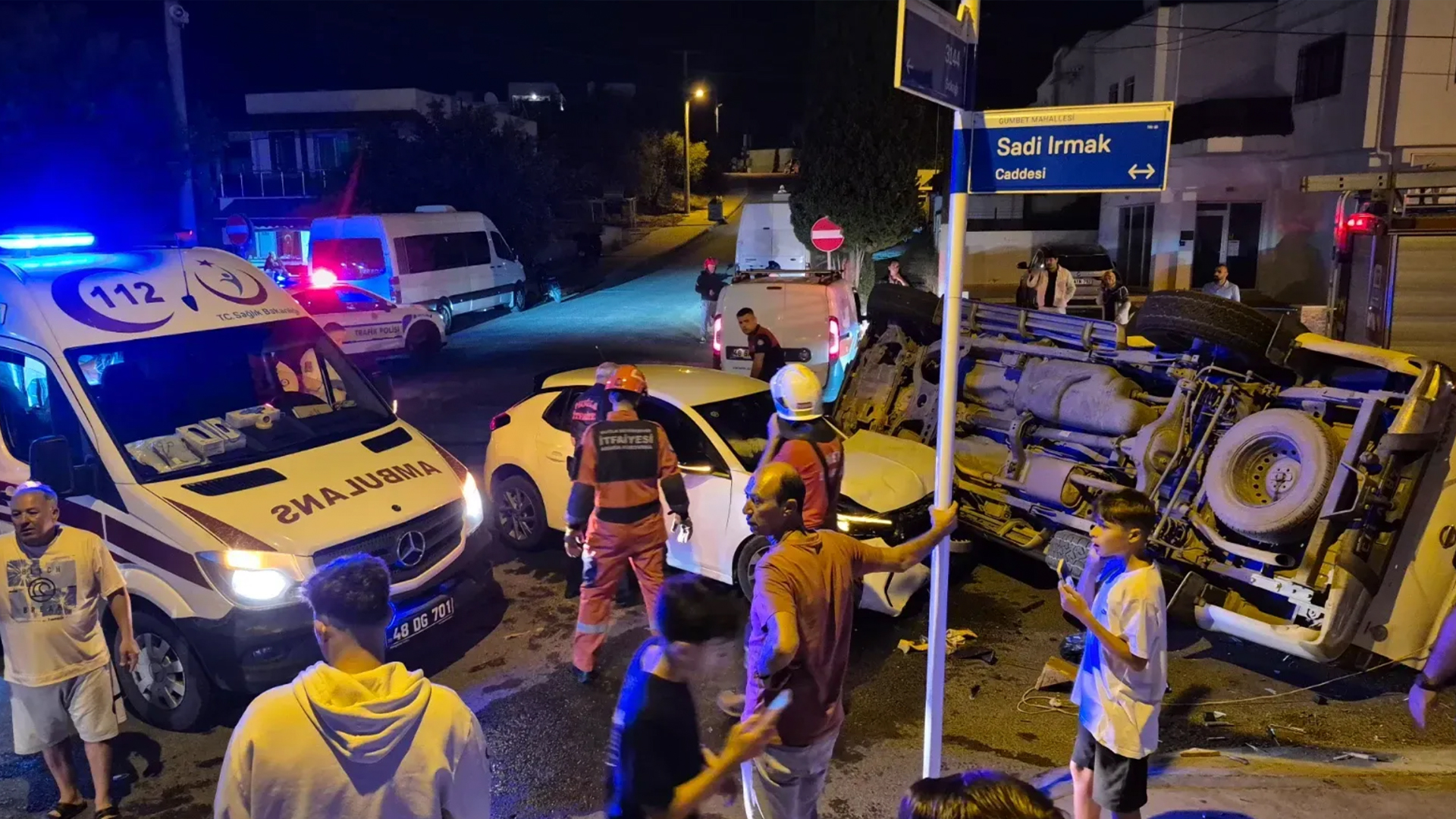 Otomobil Belediyeye Ait Kamyonete Çarptı: 2 Yaralı