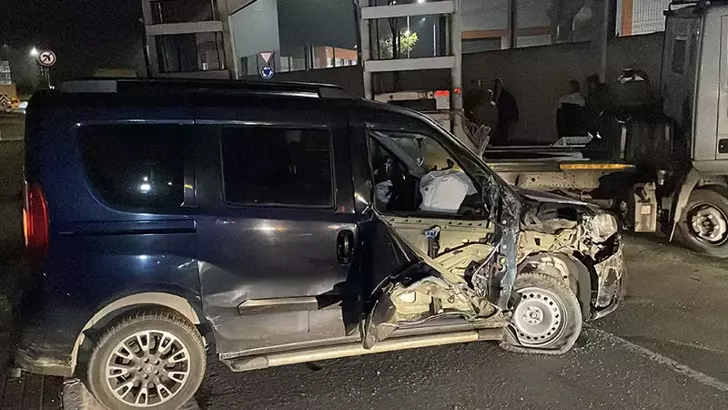 Sarıyer’de Park Halindeki TIR’a Çarpan Hafif Ticari Araç Sürücüsü Olay Yerinden Kaçtı