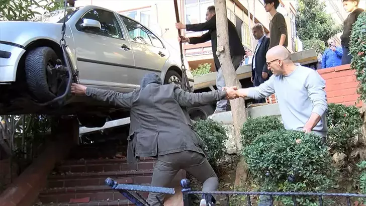 Şişli’de yokuştan kayan otomobil çocuk parkına girdi