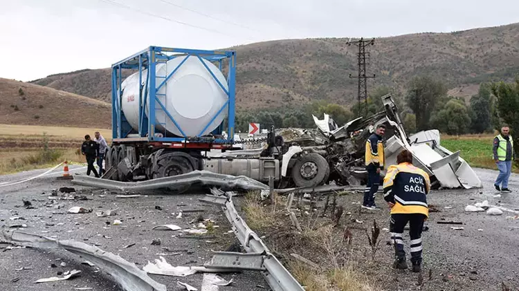 Sivas’ta otobüs ile TIR çarpıştı: 23 yaralı