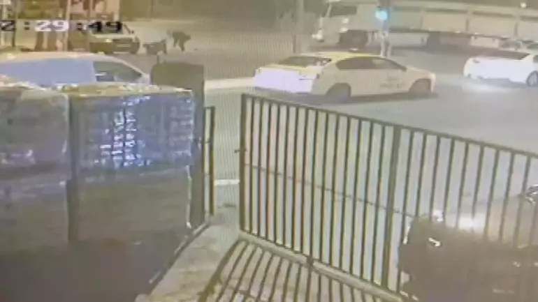 Sultanbeyli’de TIR’la motosiklet çarpıştı: 2 kişi ağır yaralandı, sürücü kaçtı