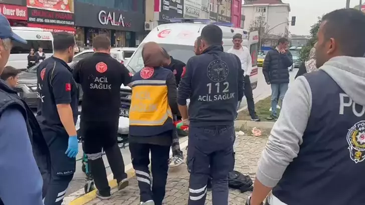 Sultanbeyli’de Yolun Karşısına Geçmeye Çalışan 2 Kardeşe Otomobil Çarptı