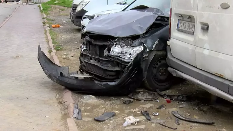 Sultangazi’de el freni çekilmeyen minibüs 600 metre kayarak 6 araca çarptı