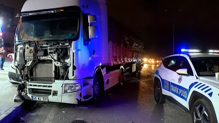 Sultangazi’de kontrolden çıkan TIR park halindeki 5 araca çarptı: 1 yaralı