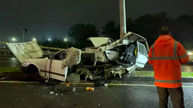 Tekirdağ’da Aydınlatma Direğine Çarpan Otomobil İkiye Ayrıldı: Sürücü Ağır Yaralandı