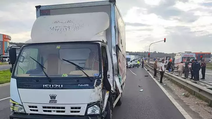 Tekirdağ’da Bariyere Çarpan Kamyonetin Sürücüsünün Ayağı Koptu