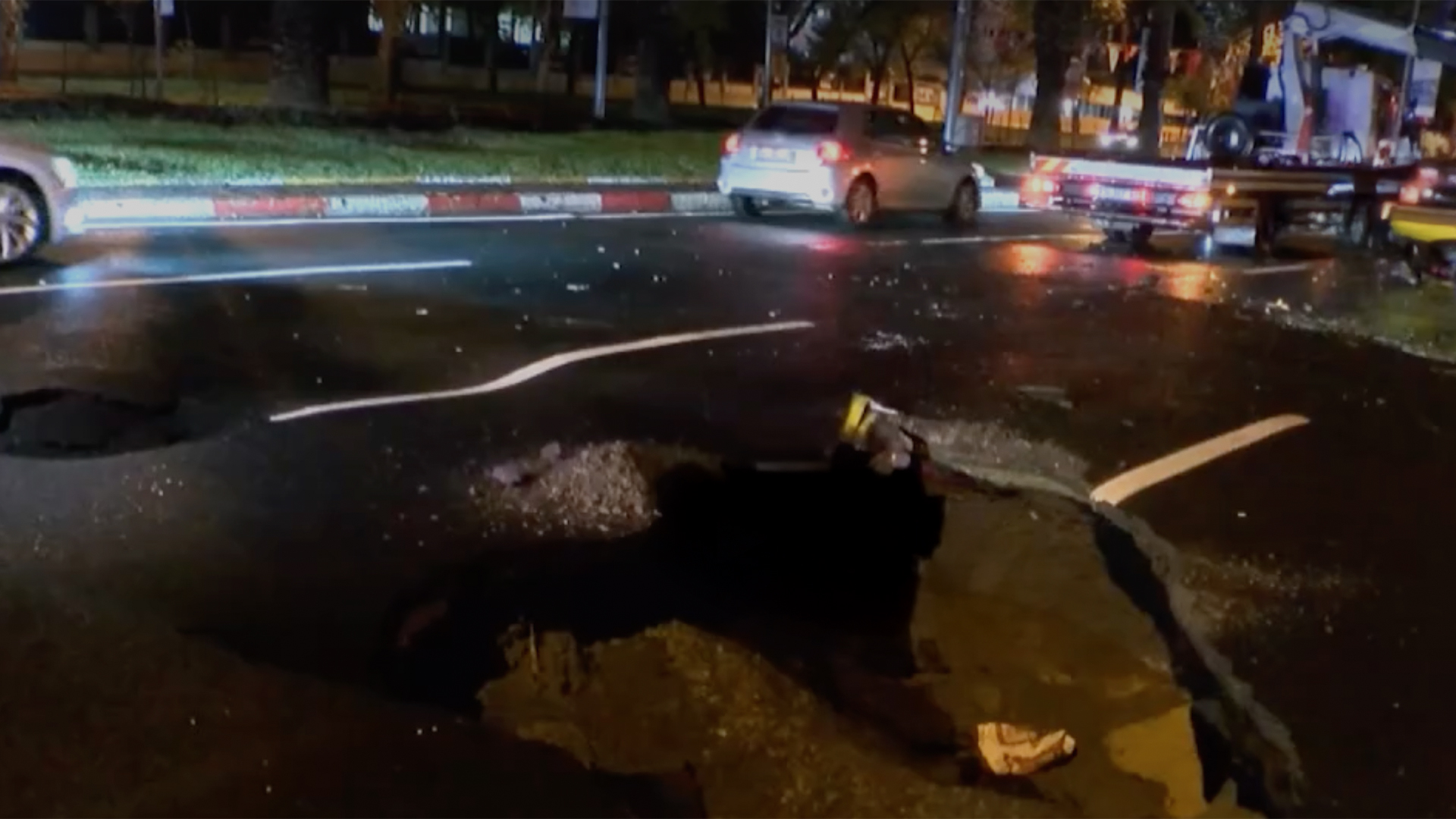 Vatan Caddesi’nde yol çöktü: Taksi takla attı