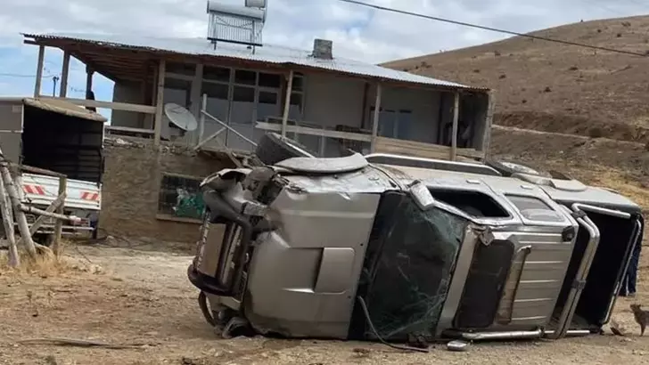 Yağış nedeniyle kayganlaşan yolda kamyonet takla attı: 1 ölü, 1 yaralı