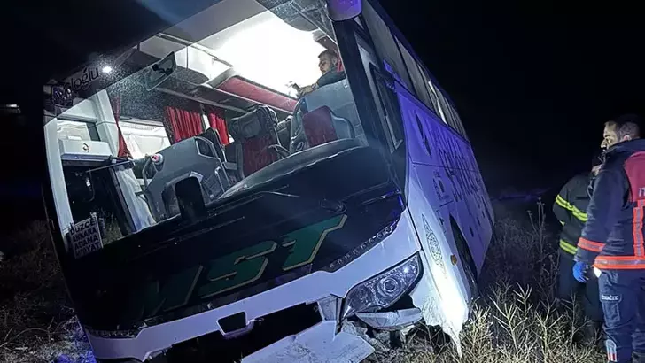 Yemekten zehirlenen sürücünün kullandığı yolcu otobüsü devrildi: 6 yaralı