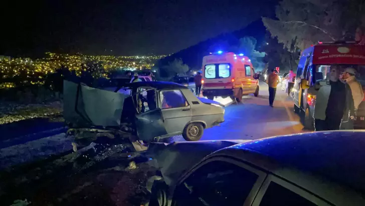 Adana’da İki Otomobil Kafa Kafaya Çarpıştı: 7 Yaralı