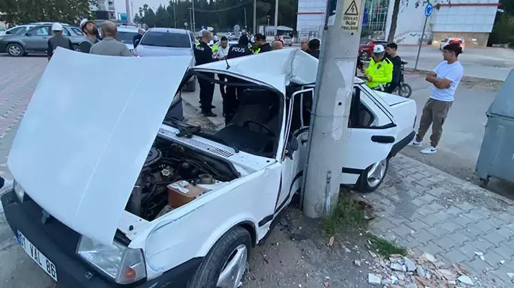 Adana’da Otomobil Elektrik Direğine Çarptı: 3 Yaralı