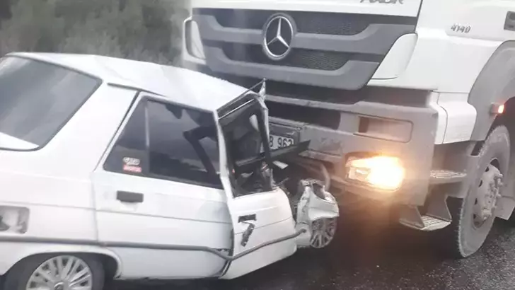 Akhisar’da Otomobil ile Kamyon Kafa Kafaya Çarpıştı: 1 Ölü, 1 Yaralı