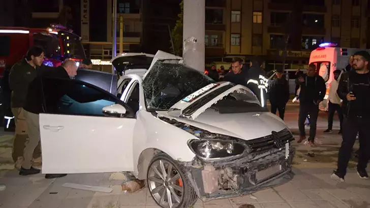 Aksaray’da otomobil direğe çarptı: 2 ağır yaralı