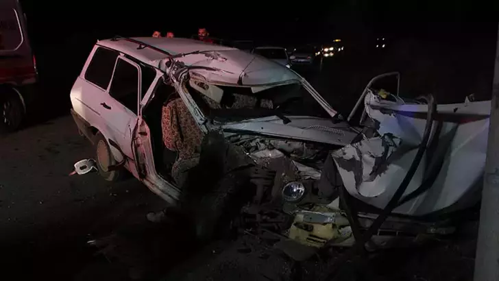 Alkollü Sürücünün Elektrik Direğine Çarptığı Kazada Baba ve Kızı Yaralandı