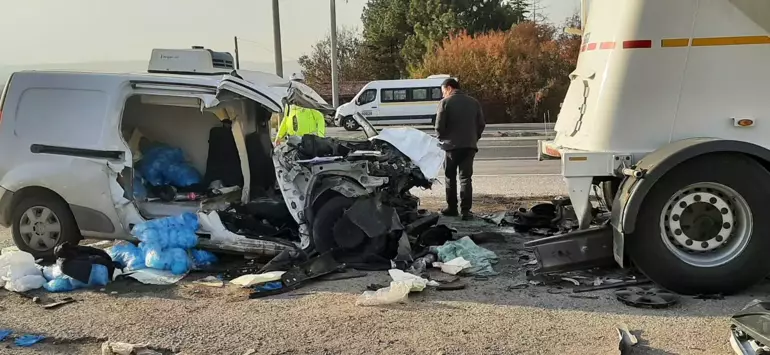 Ankara’da hafif ticari araç park halindeki tankere çarptı: Aynı aileden 3 kişi hayatını kaybetti