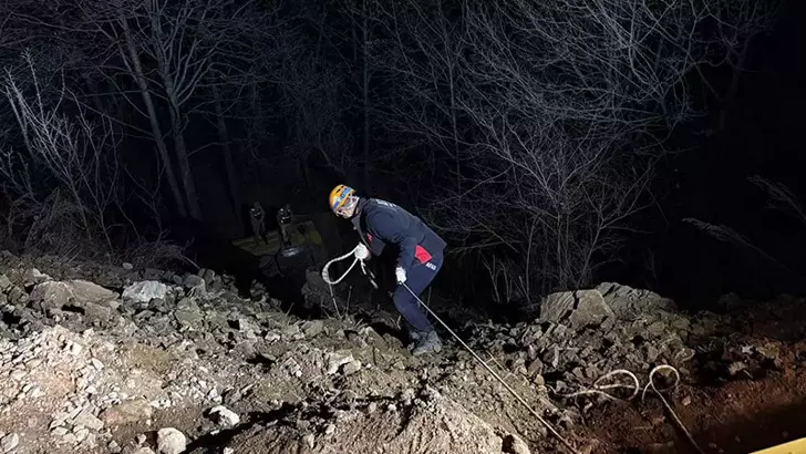 Ardahan’da Kamyon Uçuruma Yuvarlandı: Sürücü Hayatını Kaybetti