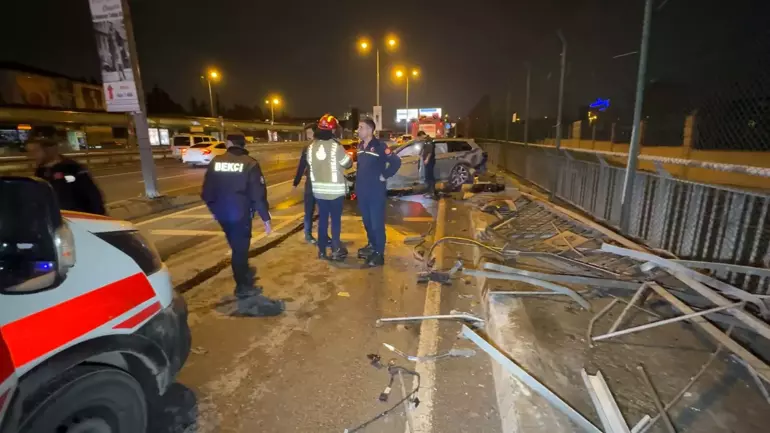 Avcılar’da kontrolden çıkan otomobil yan yola uçtu: 3 yaralı