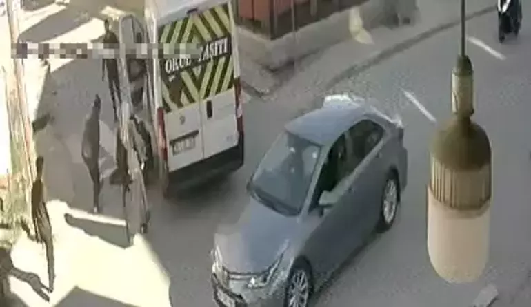 Avcılar’da Servis Minibüsü Yayaya Çarptı: Kaza Kameraya Yansıdı