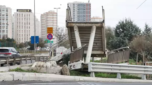 Avcılar’da TIR’ın Çarptığı Hasarlı Üst Geçit Gece Saatlerinde Sökülerek Kaldırıldı