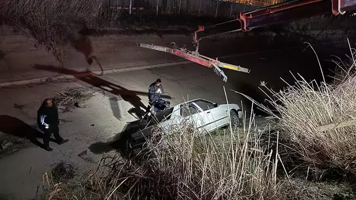 Aydın’da Otomobil Su Kanalına Devrildi: 2 Kişi Yaralandı