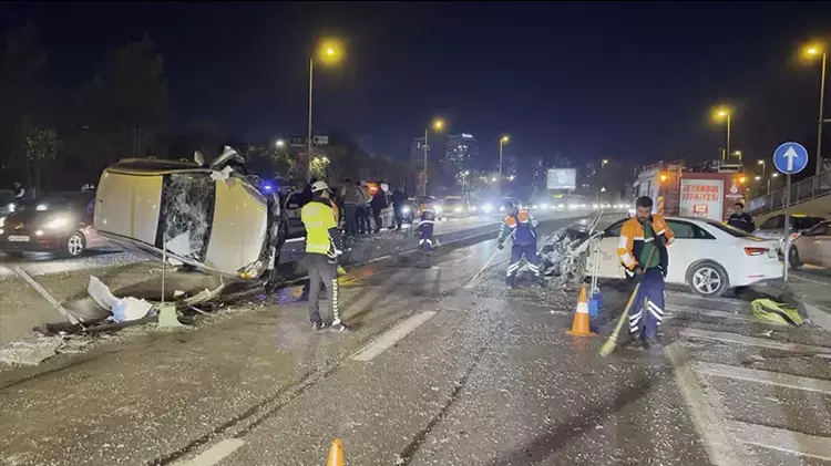 Bakırköy’de Refüjü Aşan Otomobil Karşı Yönden Gelen Araçla Çarpıştı