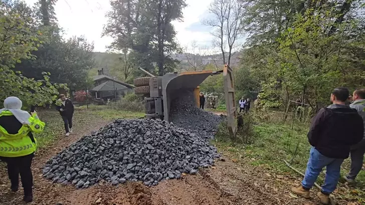 Beykoz’da Mıcır Yüklü Kamyon Devrildi: Sürücü Yaralandı