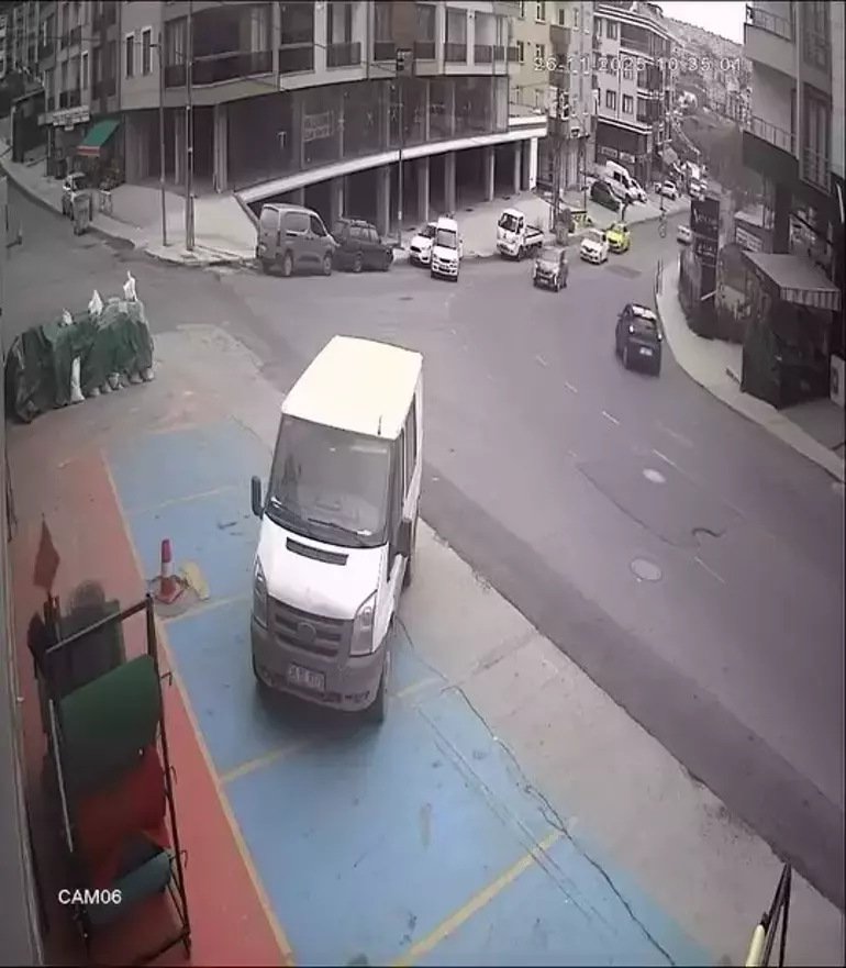 Beylikdüzü’nde Freni Boşalan Hafif Ticari Araç Yokuşta Geriye Kayarak Park Halindeki Otomobile Çarptı