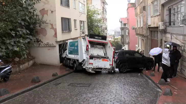 Beyoğlu’nda Çöp Kamyonu 5 Araca ve Bir Evin Duvarına Çarptı: 3 Yaralı