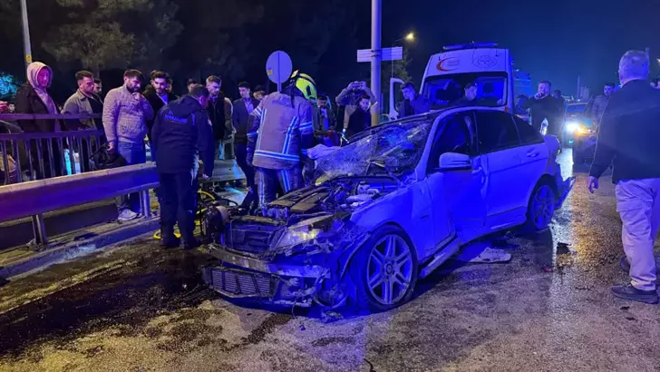 Bursa’da otomobil direğe ve minibüse çarptı: 6 kişi hafif yaralandı
