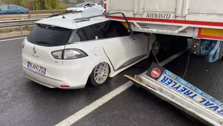 Bursa’da Otomobil TIR’ın Altına Girdi: 3 Yaralı