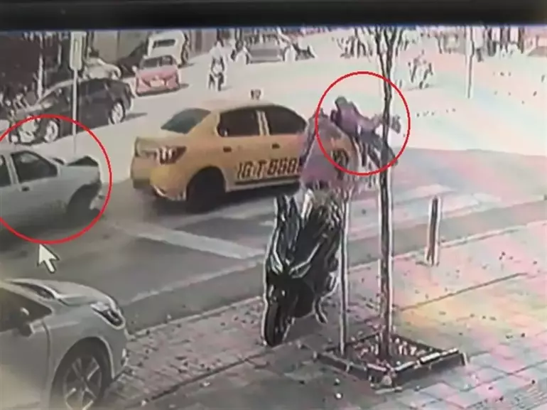 Bursa’da Yaya Geçidinde Kaza: Taksinin Çarptığı Anne ve Bebeği Yaralandı