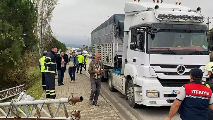Çanakkale’de TIR’ın açılan dorsesi PTS direğini devirdi