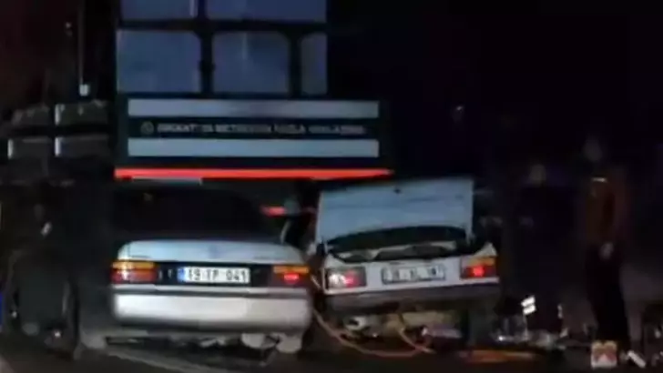 Çorum’da park halindeki vince peş peşe çarpan iki otomobil: 1 ölü, 1 yaralı